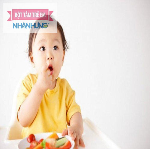 Cho bé ăn uống hợp lý khi bị tiêu chảy.