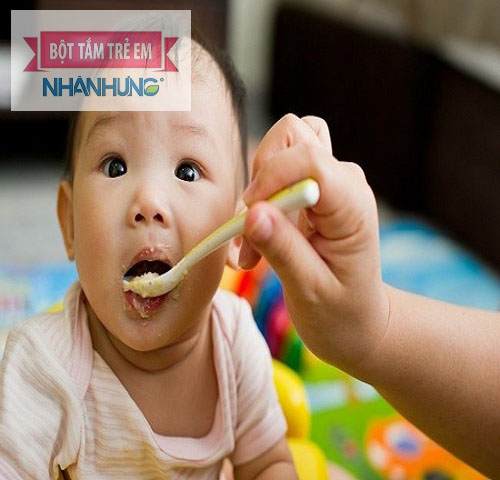 Đặt thời gian biểu cho bé ăn dặm và thực hiện nghiêm chỉnh