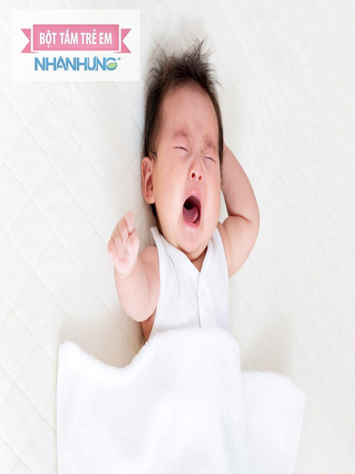 Bé bị tiêu chảy kéo dài có thể gây mất nước.