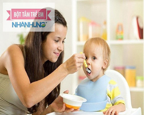 Không nên cho bé ăn đồ hải sản và cay nóng khi đang tiêu chảy.