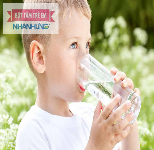 Trẻ bị tiêu chảy nên bổ dung dung dịch điện giải.