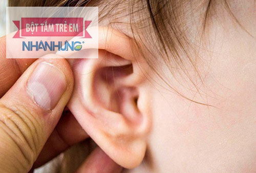 Viêm tai giữa ở trẻ kéo dài sẽ gây thủng màng nhĩ.
