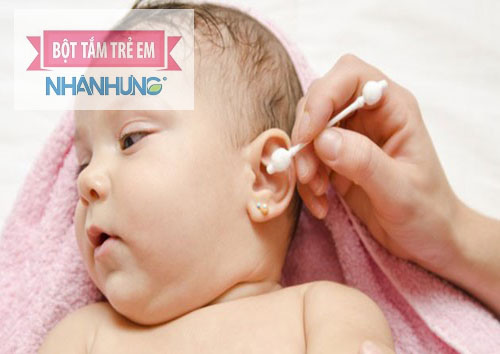 Vệ sinh sạch sẽ tai cho trẻ đúng cách.