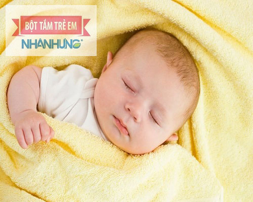 Trẻ sơ sinh bị rụng tóc rất có thể là do bị suy dinh dưỡng.