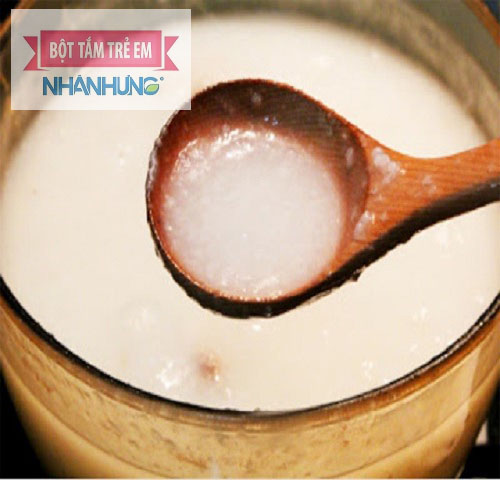 Tùy vào phương pháp ăn mà chọn món ăn thích hợp cho bé ăn dặm trong bữa ăn đầu tiên