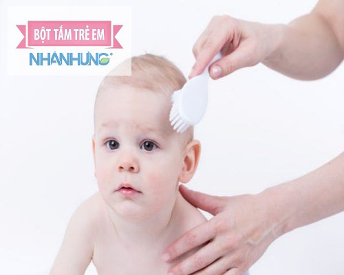 Bé rụng tóc nhiều có thể do rối loạn hocmone.