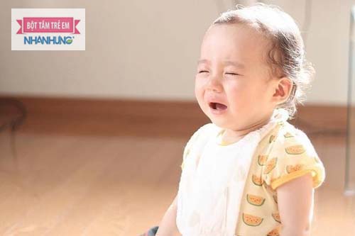 Đổ mồ hôi liên tục khiến trẻ bị mất nước, mất muối