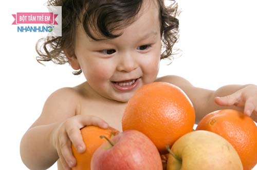Cho trẻ ăn nhiều hoa quả, rau xanh, đồng thời hạn chế để trẻ tiêu thụ đồ ăn cay nóng