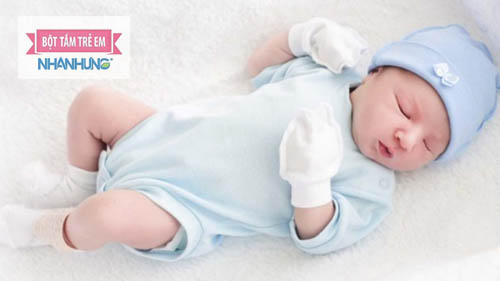 Chàm đỏ ở trẻ sơ sinh - Đeo bao tay để bé không làm trầy xước da mặt