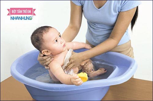 Tắm lá đinh lăng chữa mồ hôi trộm cho bé rất hiệu quả