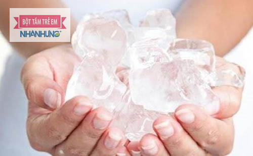 Đá lạnh có tác dụng làm dịu làn da bị ngứa và đau vùng mụn nước ở chân