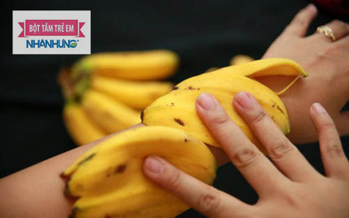 Dùng vỏ chuối chà xát lên vùng da nổi mụn cóc của bé