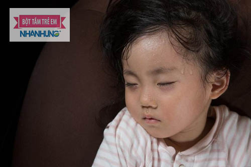 Đổ mồ hôi trộm ảnh hưởng lớn tới sức khỏe và sự phát triển của bé