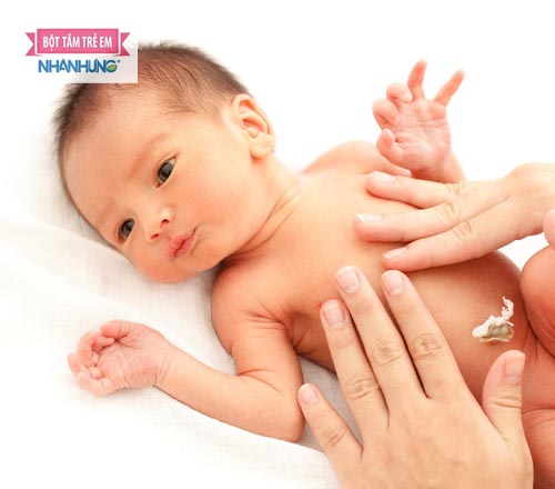 Bé ra mồ hôi trộm bệnh lý do thiếu vitamin D hoặc mắc các bệnh nhiễm khuẩn