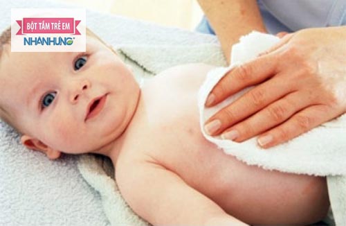 Thường xuyên lau mồ hôi cho con để tránh mồ hôi thấm ngược vào da bé gây viêm phổi