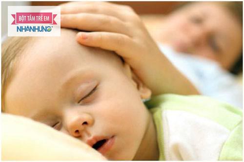 Trẻ sơ sinh ra mồ hôi trộm khiến cha mẹ vô cùng lo lắng