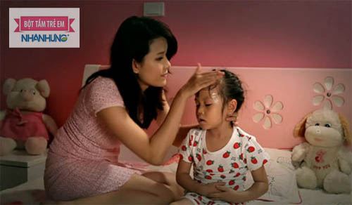 Mồ hôi trộm ở trẻ có thể là dấu hiệu của một bệnh lý bé đang mắc phải