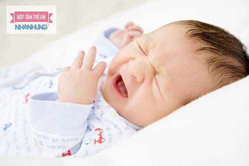Bé ra mồ hôi trộm nhưng phát triển bình thường thì không cần lo lắng