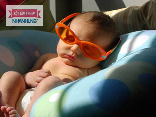 Tắm nắng giúp bé tổng hợp vitamin D tự nhiên và an toàn