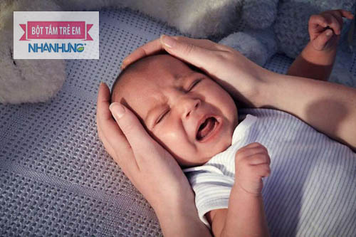 Mồ hôi trộm ở trẻ thường xuất hiện vào ban đêm khiến cha mẹ rất lo lắng