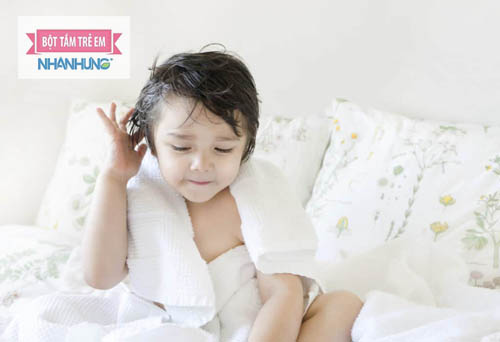 Trẻ hay gãi đầu gai tay rất có thể đang bị viêm tai giữa