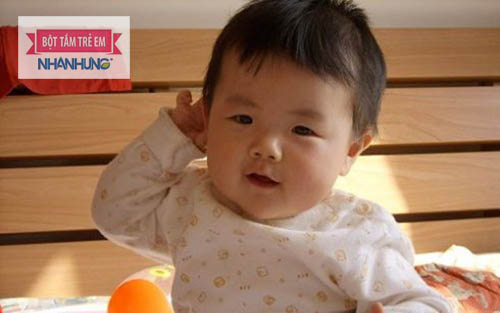 Nhiều lí do khiến trẻ hay gãi đầu