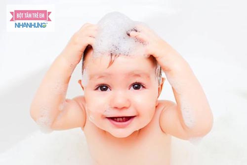 Bé bị mụn mủ cha mẹ tuyệt đối không dùng các loại lá hay sữa tắm, xà phòng
