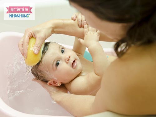 Gội đầu thường xuyên cho bé để ngăn ngứa ngáy
