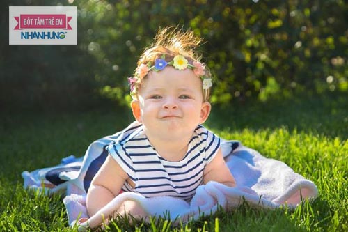 Cho bé tắm nắng để tăng cường vitamin D