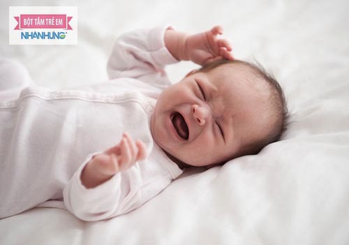 Bé bị ngứa da đầu có thể do dị ứng, viêm da tiết bã hay rôm sảy