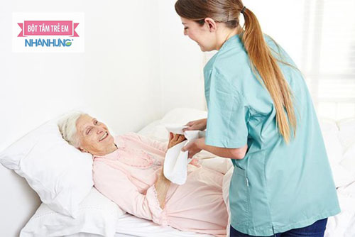 Cần vệ sinh thường xuyên cho người nằm liệt giường