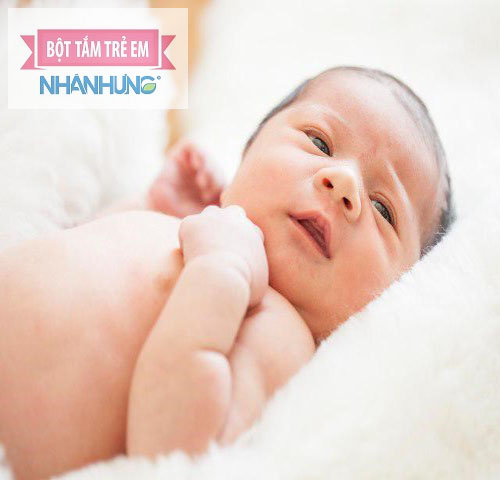 Bé sơ sinh bị tiêu chảy thường đi ngoài nhiều lần, phân loãng và hôi - Dấu hiệu tiêu chảy ở trẻ sơ sinh