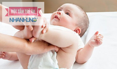 Vệ sinh sạch sẽ tay, hậu môn cho bé khi bị tiêu chảy.
