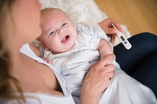  Trẻ sơ sinh bị viêm phế quản thường ho, sốt, chảy nước mũi và khó thở.