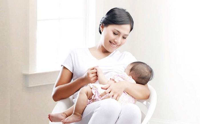  Bé sơ sinh bị viêm phổi nên được bú sữa mẹ càng nhiều càng tốt.