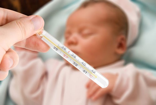  Sốt cao, ho, mệt mỏi là dấu hiệu trẻ sơ sinh bị viêm phổi.