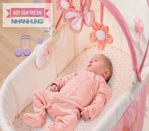 Hình ảnh bé ngủ ngoan trong chiếc nôi.