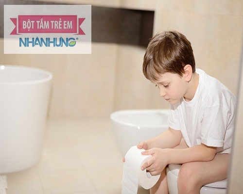 Trẻ bị tiêu chảy thường có biểu hiện đi ngoài nhiều lần và phân lỏng.