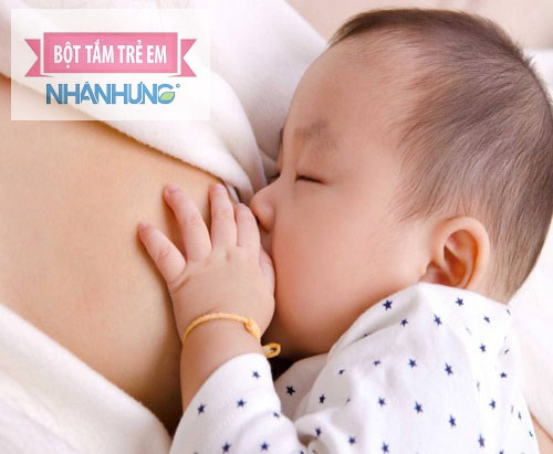 Trẻ sơ sinh bị tiêu chảy nên cho bé bú sữa mẹ nhiều.