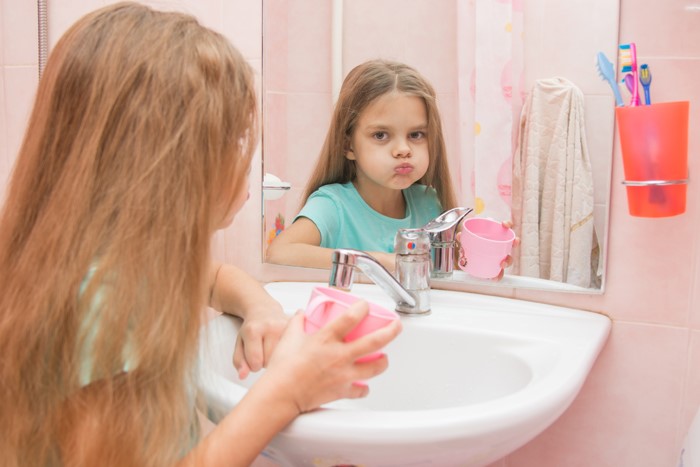 Súc miệng hàng ngày với nước muối giúp hỗ trợ điều trị viêm amidan mãn tính.
