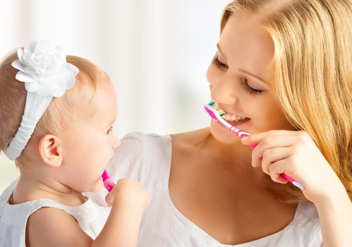 Cho bé đánh răng 2 lần.ngày để mau khỏi bệnh.