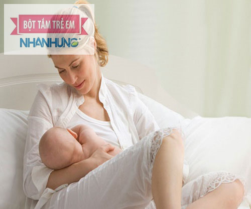 Trẻ bị tiêu chảy nên bú mẹ nhiều hơn.