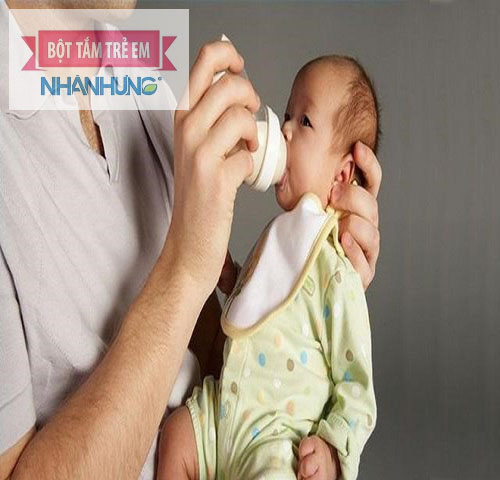 Tập cho trẻ bú bình để bé làm quen dễ dàng hơn