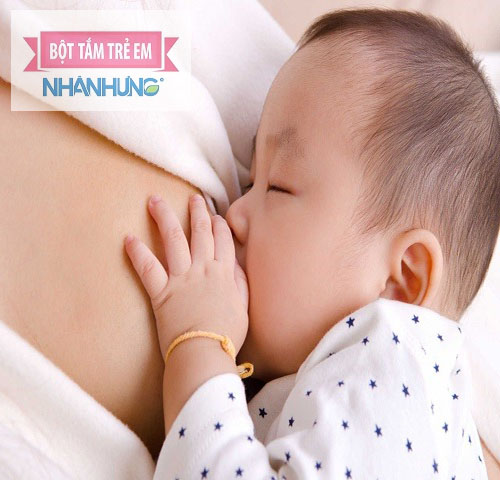 Mẹ có thể giãn cữ bú của bé để làm mất sữa