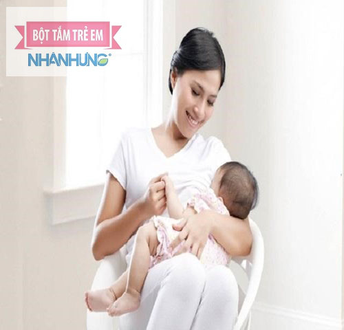 Không nên cho bé ăn sữa bột quá sớm