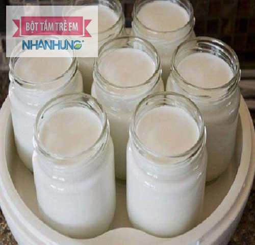 Sau khi làm xong mẹ cho hỗn hợp sữa chua vào hũ nhỏ rồi ủ trong 8 tiếng