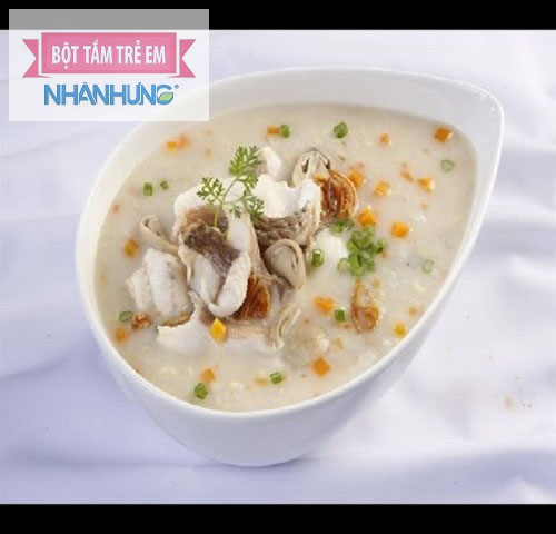 Cháo hàu hạt sen rất bổ dưỡng mẹ có thể bổ sung vào thực đơn ăn dặm của bé