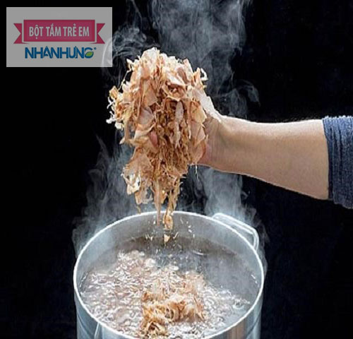  Nước dashi với rong biển kombu và cá ngừ bào khô