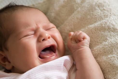 Trẻ sơ sinh bị viêm phổi thường sốt cao, mệt mỏi và quấy khóc.