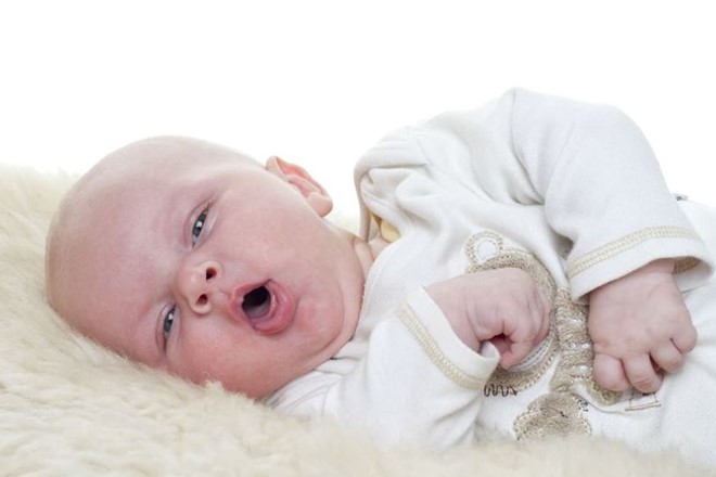 Hạ sốt kịp thời và đúng cách khi trẻ bị viêm phổi.